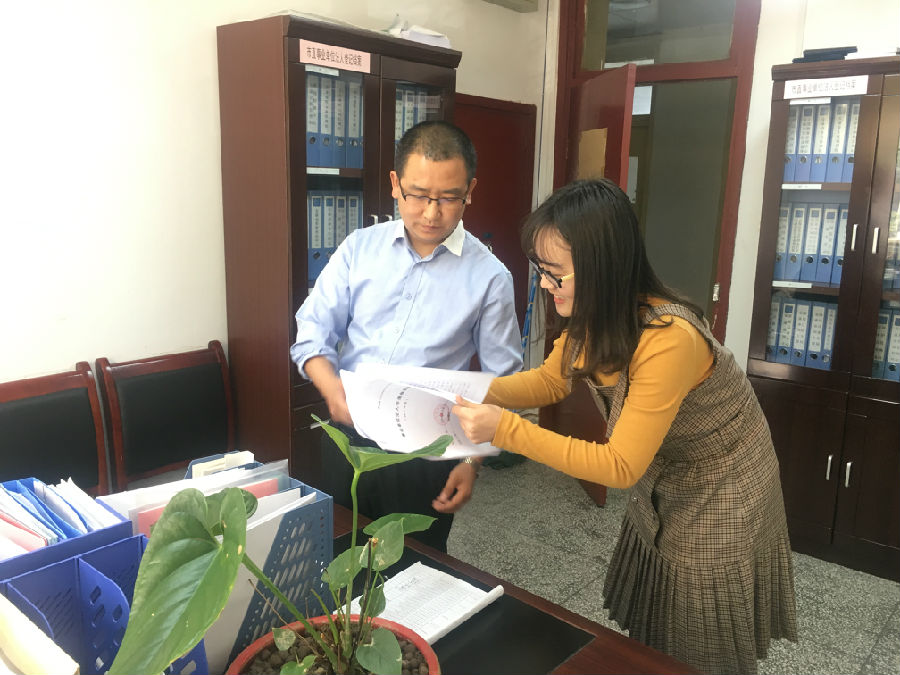 事管局工作人员受理年报纸质材料.jpg