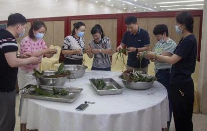 省委编办开展“我们的节日·端午包粽子”...