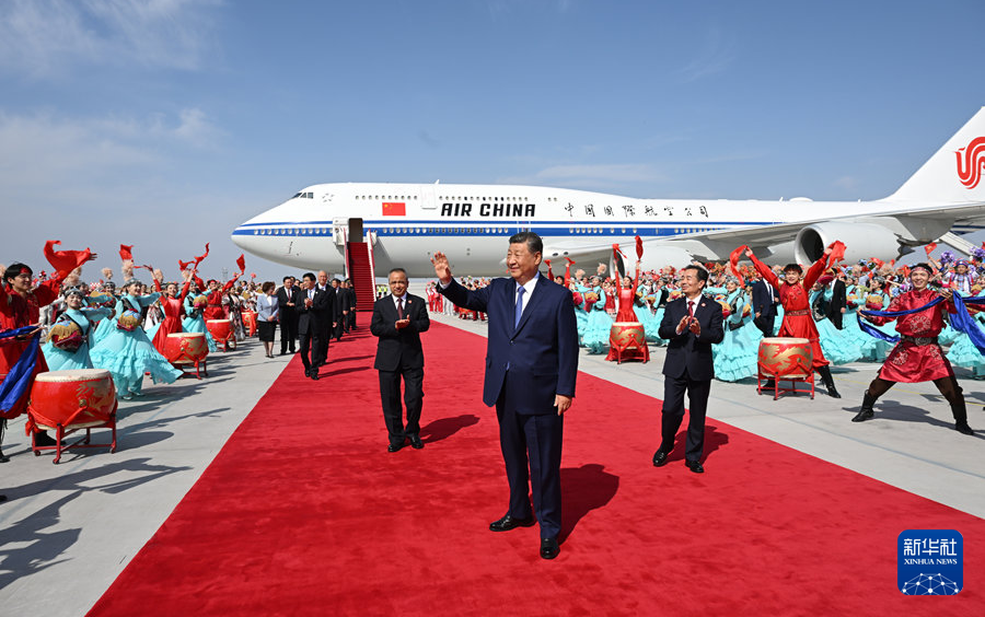 习近平率中央代表团抵达乌鲁木齐出席新疆维吾尔自治区成立70周年庆祝活动