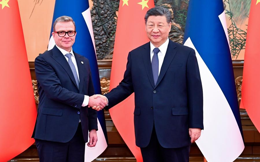 习近平会见芬兰总理奥尔波